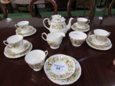 Colclough Hedgerow vintage tea set, 21 pieces. Estimate £30-40.