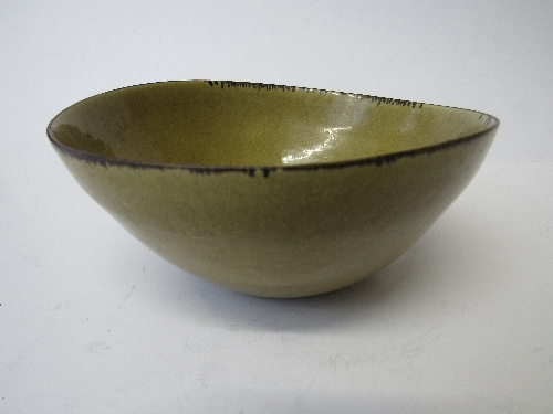 Lucie Rie (1902-1995). A mustard yellow glazed Lucie Rie bowl with manganese rim. Impressed seal LR, - Image 4 of 5