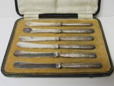 6 boxed fruit knives, hallmarked silver handles, Sheffield 1922. Estimate £10-20.