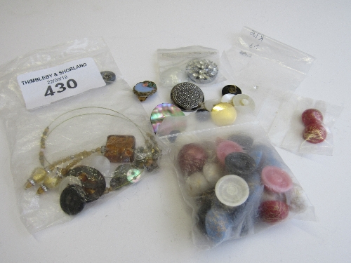 Qty of buttons, earrings, necklace & other accessories. Estimate £10-20.