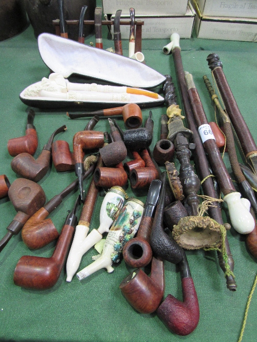 Large qty of smoker's pipes including Meersham-style pipe in case. Estimate £40-60.