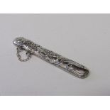 Sterling silver decorated needle case. Estimate £15-25.