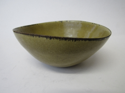 Lucie Rie (1902-1995). A mustard yellow glazed Lucie Rie bowl with manganese rim. Impressed seal LR, - Image 3 of 5