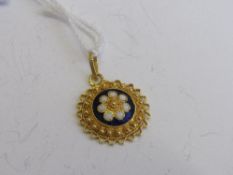 24ct gold & enamel South African pendant, weight 2gms. Estimate £100-120.