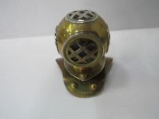 Brass paperweight in the form of a deep sea divers helmet. Estimate £15-20.