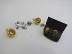 4 pairs of earrings. Estimate £10-20.
