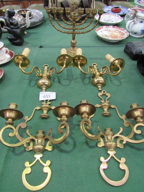 Brass Menorah, 2x 2 branch wall lights & 2 brass sconces. Estimate £20-30.