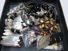 Box of costume jewellery. Estimate £10-20.
