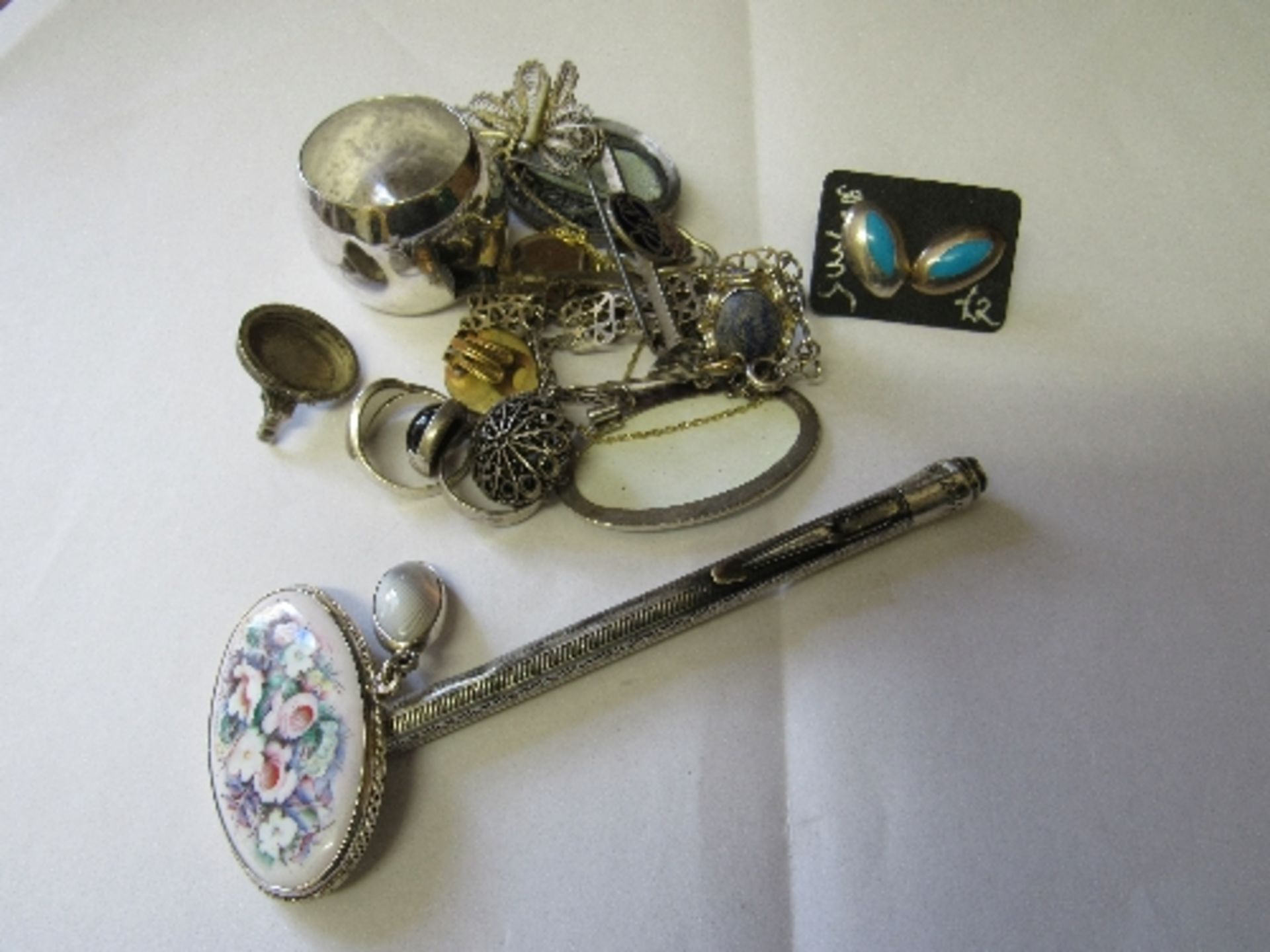 A qty of silver jewellery & other items including a silver pencil. Estimate £20-30.