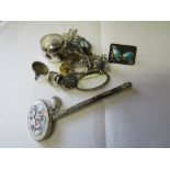 A qty of silver jewellery & other items including a silver pencil. Estimate £20-30.