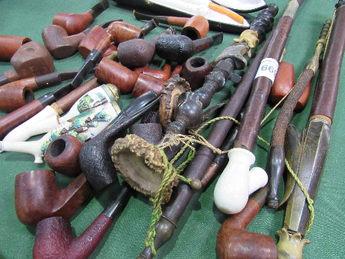 Large qty of smoker's pipes including Meersham-style pipe in case. Estimate £40-60. - Image 3 of 3