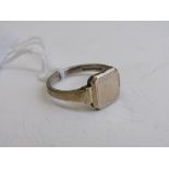 Gent's 9ct gold on silver signet ring, size V 1/2, weight 5gms. Estimate £40-50.