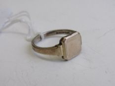 Gent's 9ct gold on silver signet ring, size V 1/2, weight 5gms. Estimate £40-50.