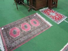 Pink ground Pakistan rug, 130 x 80 & a red ground Middle Eastern prayer mat, 90 x 57. Estimate £30-