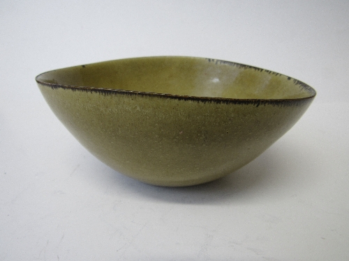 Lucie Rie (1902-1995). A mustard yellow glazed Lucie Rie bowl with manganese rim. Impressed seal LR, - Image 5 of 5