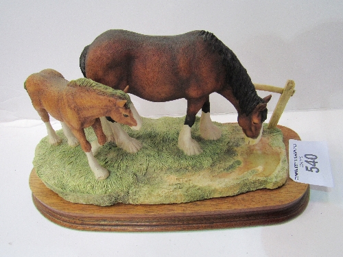 Border Fine Arts mare & foal by Ayres. Estimate £20-30.