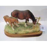 Border Fine Arts mare & foal by Ayres. Estimate £20-30.