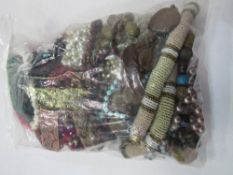 Bag of costume jewellery. Estimate £10-20.