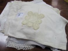 Qty of antique lace & crocheted items. Estimate £20-30.