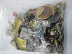 Bag of costume jewellery. Estimate £10-20.
