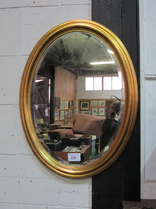 Bevel edge oval gilt framed wall mirror, 80cms x 62cms. Estimate £20-40.
