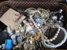 Vanity case filled with vintage, costume & modern fashion jewellery. Estimate £15-20.