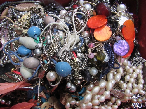 Box of quality costume jewellery. Estimate £10-20.