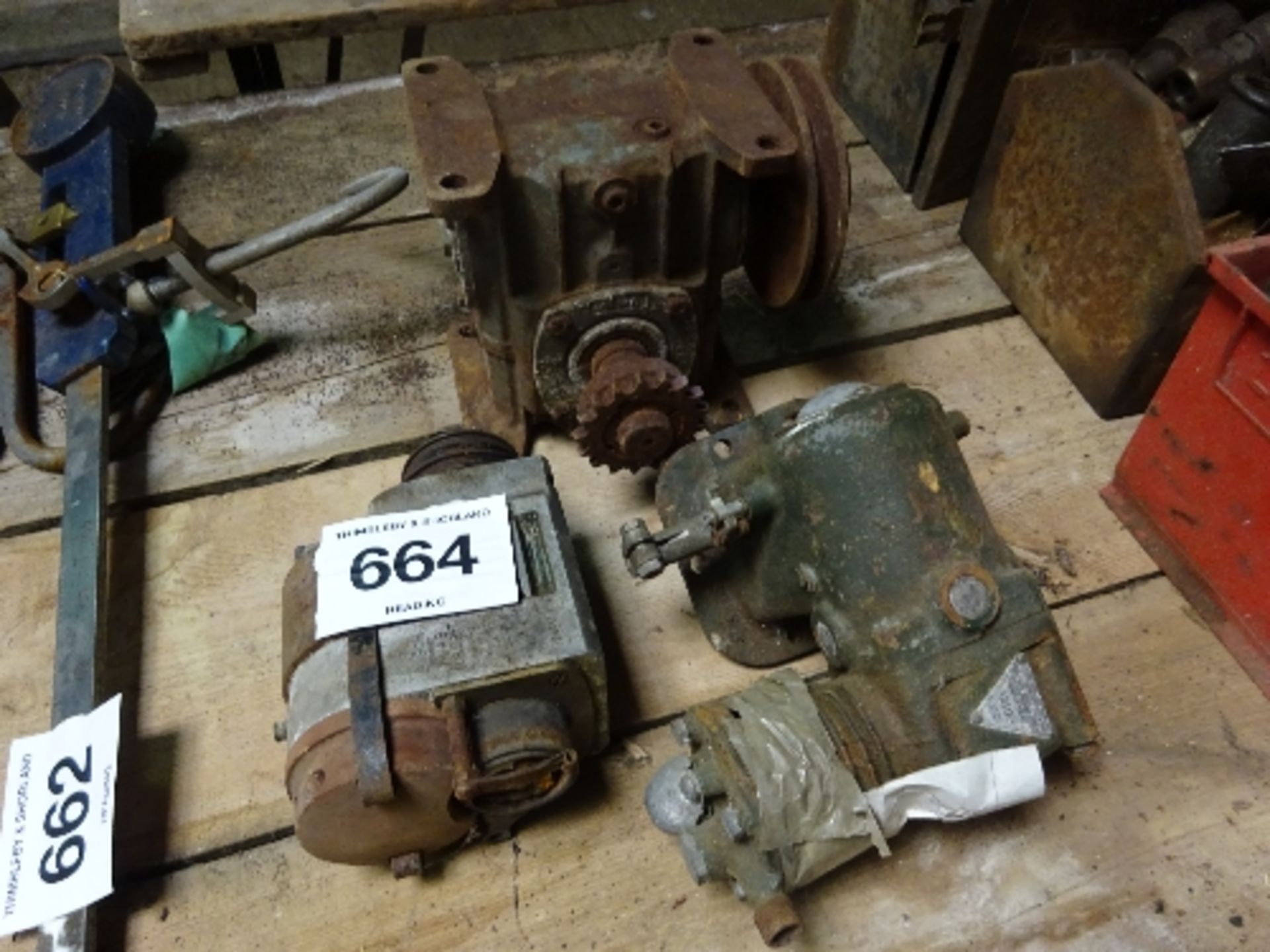 Bosch type FU4B magneto, Smith tyre pump and reduction gearbox