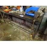 Welding bench with vice