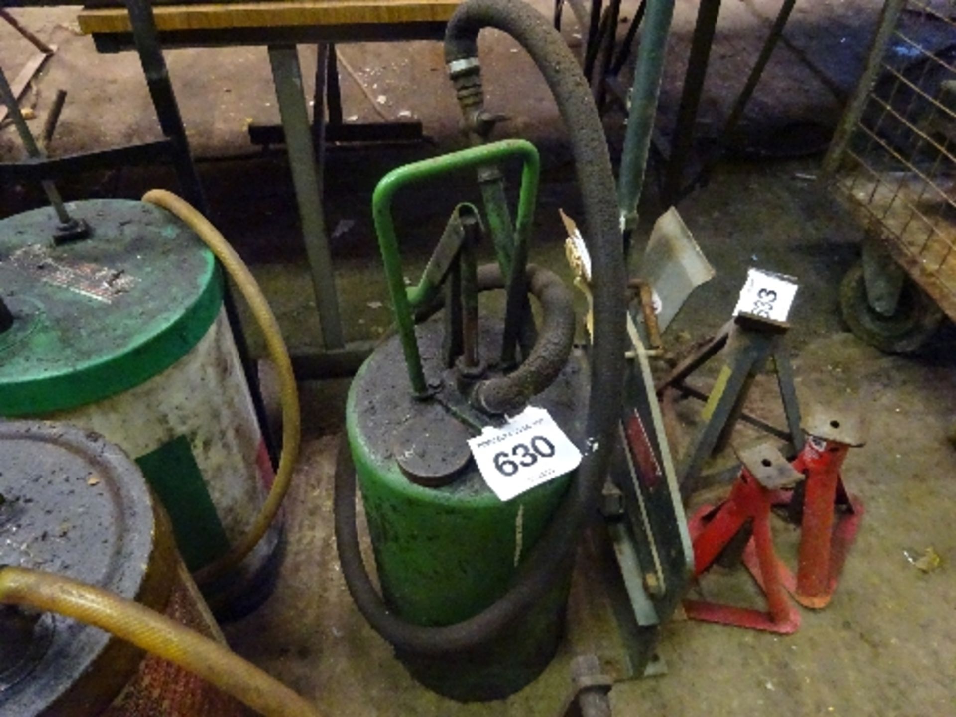 Oil dispensing bucket