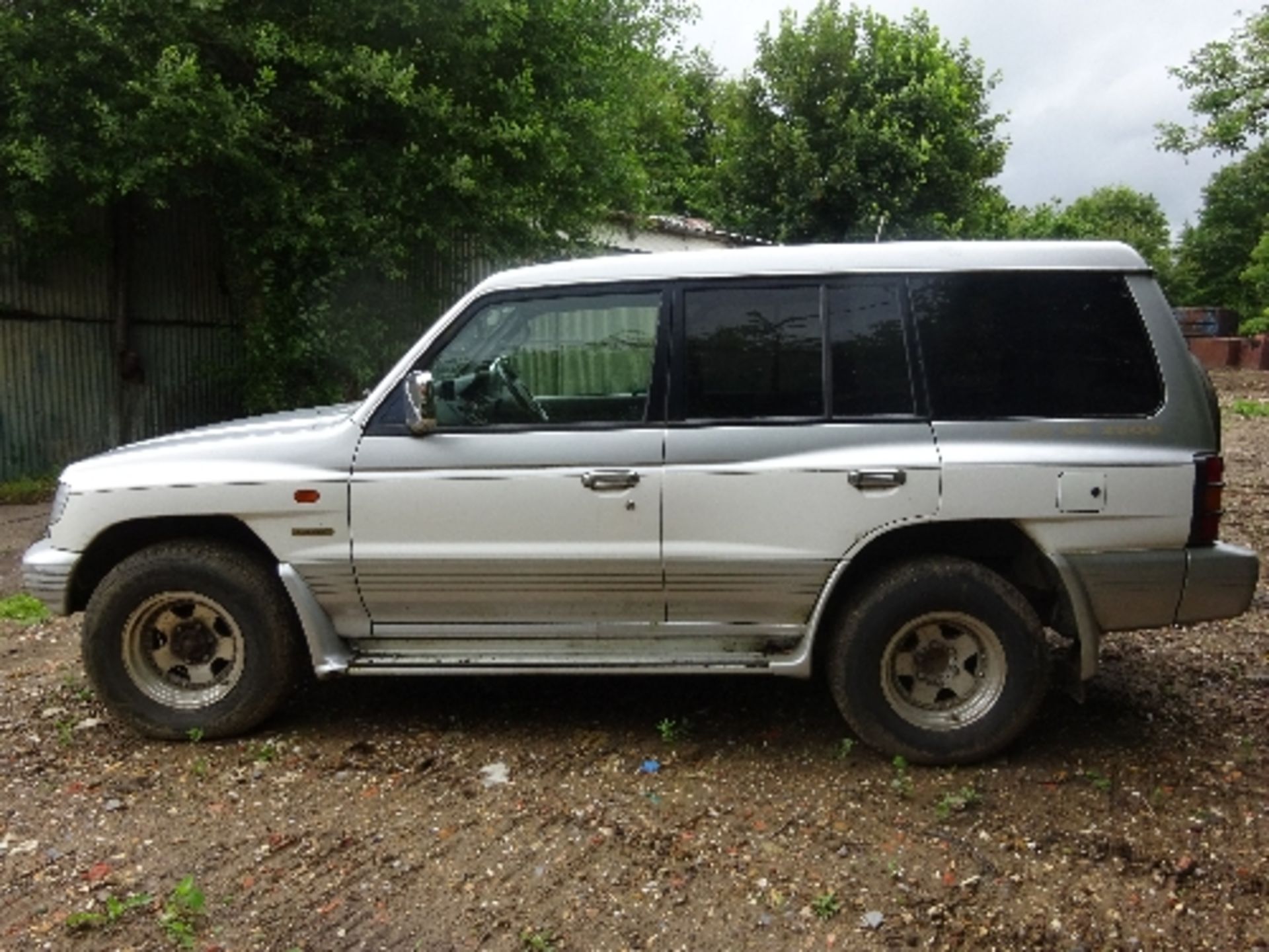 Mitsubishi Shogun GDI V6 3500 Registration No: S406 KDYDeclared date of manufacture 1998 First - Image 2 of 4