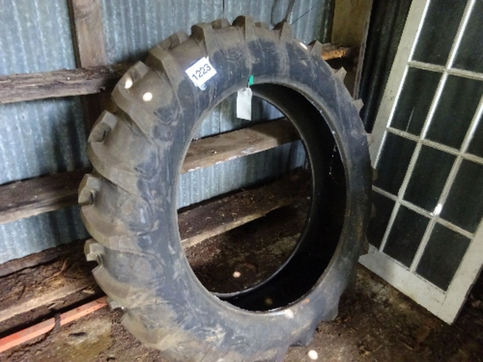 Rear tractor tyre 12.4-36