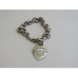 925 silver Tiffany & Co bracelet with heart pendant, M98187. Estimate £25-35.