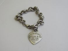 925 silver Tiffany & Co bracelet with heart pendant, M98187. Estimate £25-35.