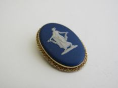 9ct gold Wedgwood cameo brooch. Estimate £150-180.