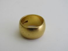 22ct gold band, weight 16gms, 1.00mm wide. Estimate £450-480.