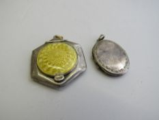 Sterling silver locket & a hallmarked silver & enamel vinaigrette. Estimate £20-30.