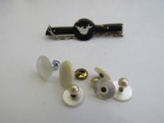 5 mother of pearl studs & a Bakelite stud, tortoise shell & silver decorated tie clip. Estimate £