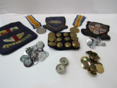 2 WWI medals, qty of white metal & brass military buttons & 3 pocket badges. Estimate £30-50.