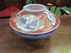 Canton bowl & cover, 19cms diameter. Estimate £40-60.