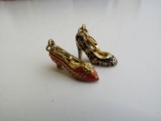 2 V&A museum enamel shoe pendants. Estimate £10-20.
