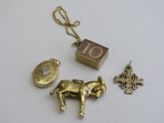 2 9ct gold charms, 9ct gold locket & a 9ct gold bracelet & charm. Estimate £150-180.
