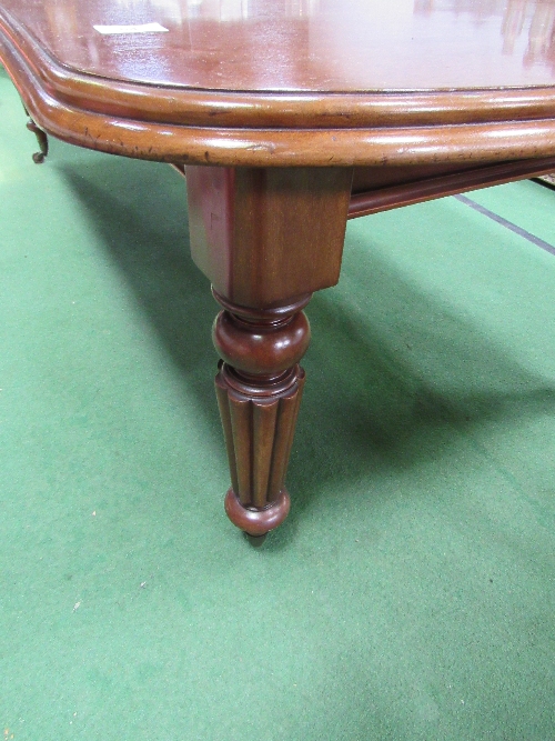 Mahogany wind-out extendable table with 2 leaves & winding handle, 143cms x 119cms x 72cms. Estimate - Image 2 of 3