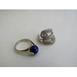 2 silver fashion rings. Estimate £10-20.