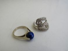 2 silver fashion rings. Estimate £10-20.