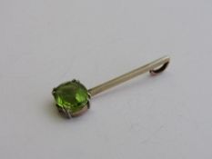 9ct gold & peridot pendant, length 3.25mm. Estimate £50-60.