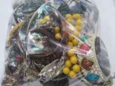 A bag of costume jewellery. Estimate £10-15.