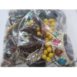 A bag of costume jewellery. Estimate £10-15.