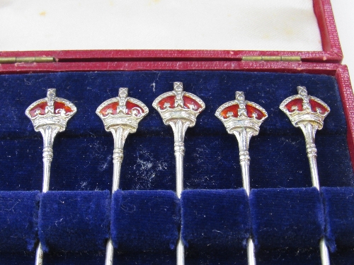 A case containing 4 silver cocktail sticks with colourful enamel cockerels, plus another enamel - Image 3 of 3