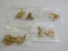 5 items of gold coloured jewellery. Estimate £50-60.